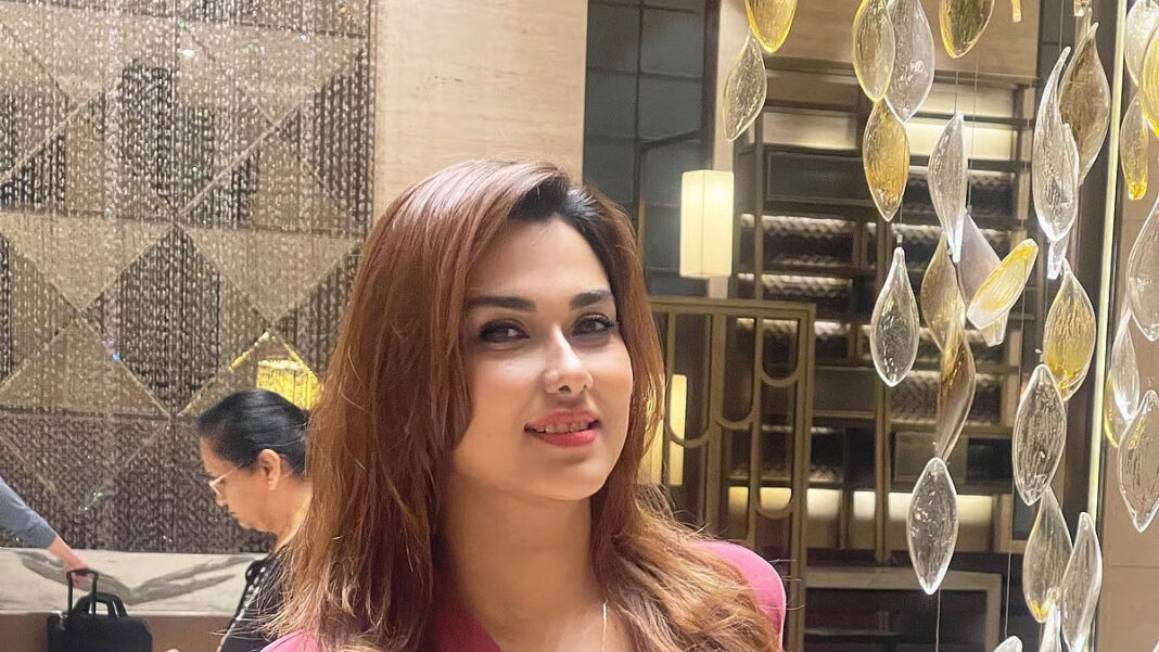 অবশেষে মুখ খুললেন নায়িকা ববি