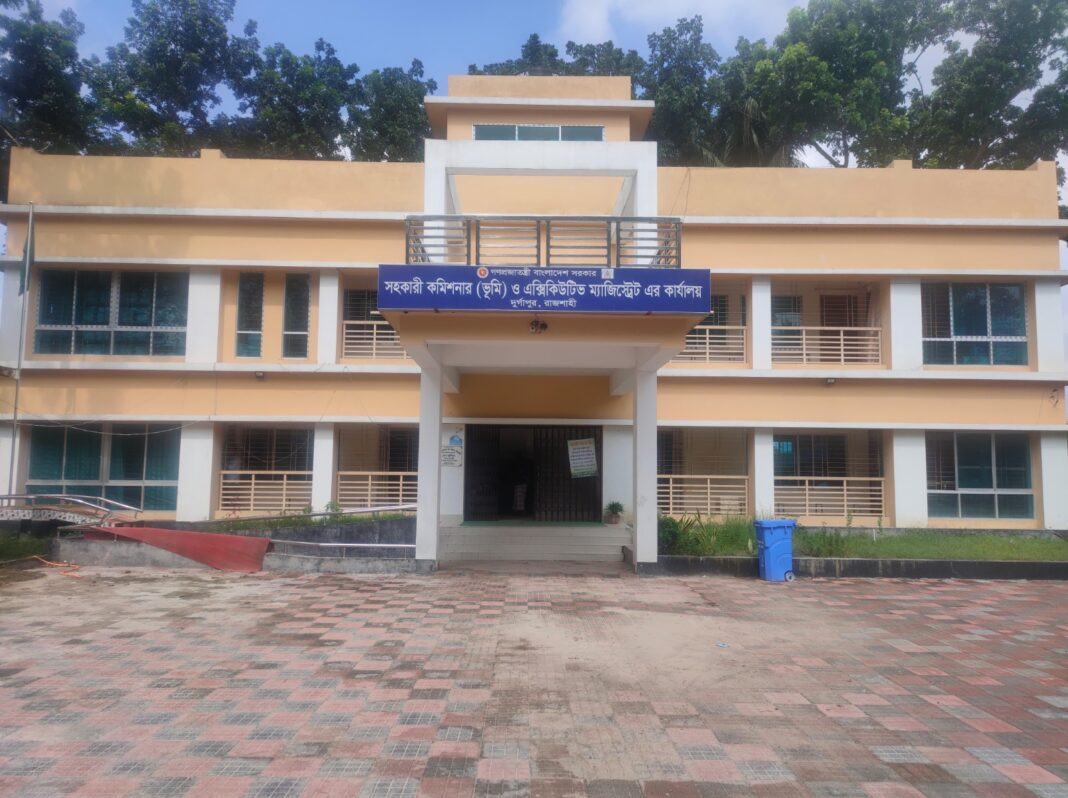 দুর্গাপুরের ভূমি সেবায় নতুন দিগন্ত: হয়রানি মুক্ত ভূমি সেবা পা”েছন সেবাগ্রহীতা