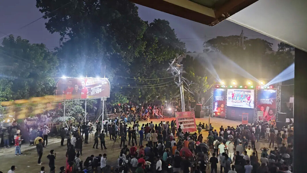 টিএসসিতে বিশ্বকাপের ফাইনাল দেখতে এসে প্রাইভেট কার খোয়ালেন দর্শক