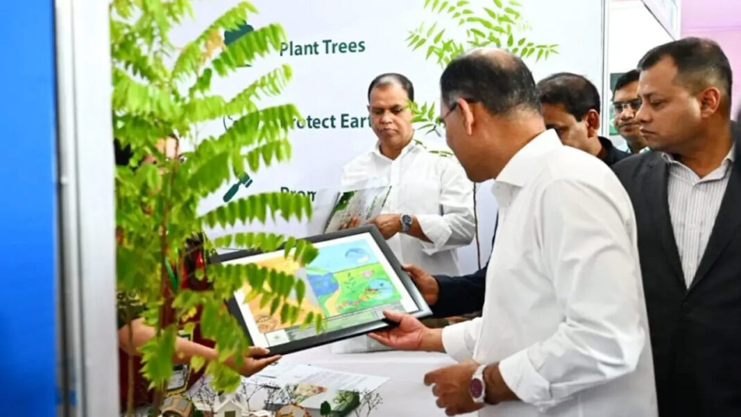 পরিবেশ মেলায় স্টল ঘুরে দেখলেন প্রধানমন্ত্রী, শিশুদের আঁকা ছবি উপহার
