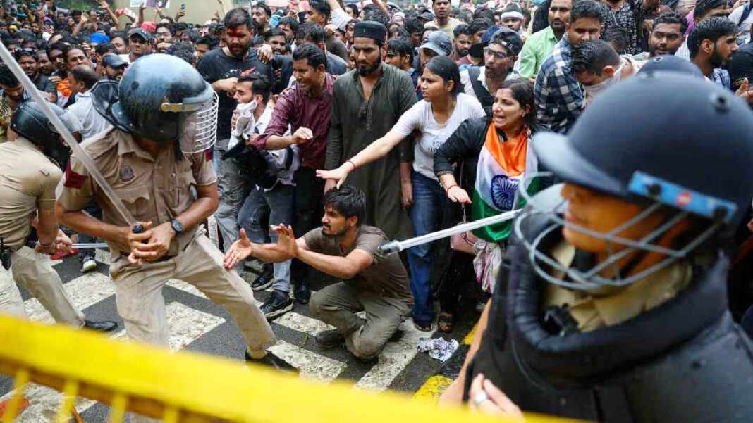 পুলিশের লাঠির সামনে বুক চিতিয়ে বিক্ষোভকারীরা, উত্তপ্ত দিল্লি
