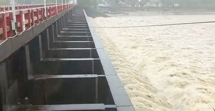 মুহুরী সেচ প্রকল্পের ৪০ রেগুলেটর গেট খুলে দিল পাউবো