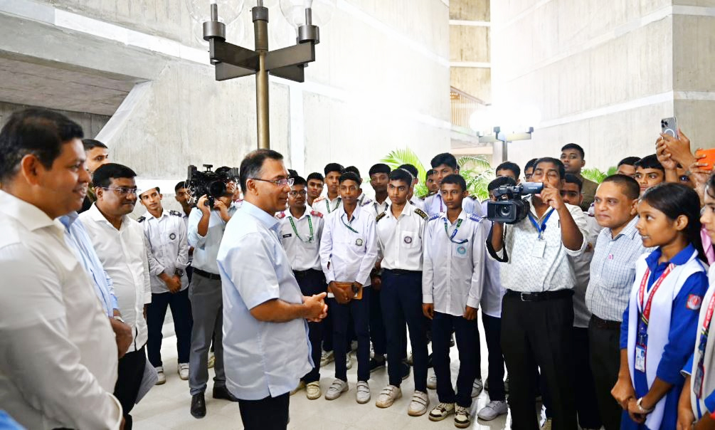 সংসদে শিক্ষার্থীদের সঙ্গে প্রধানমন্ত্রীর কুশল বিনিময়