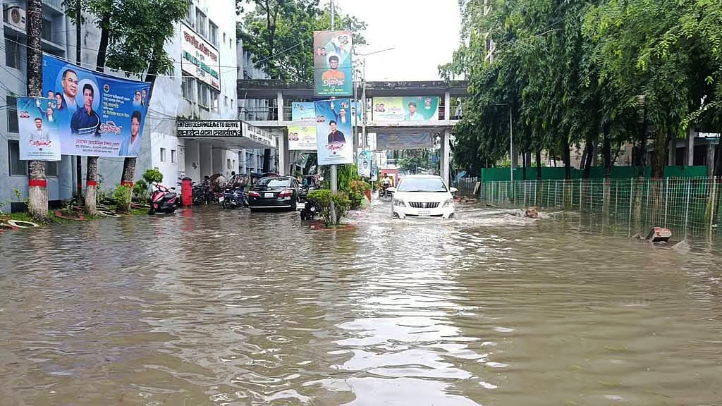 টানা বৃষ্টিতে জলাবদ্ধতায় ময়মনসিংহ শহর, চরম ভোগান্তিতে নগরবাসী