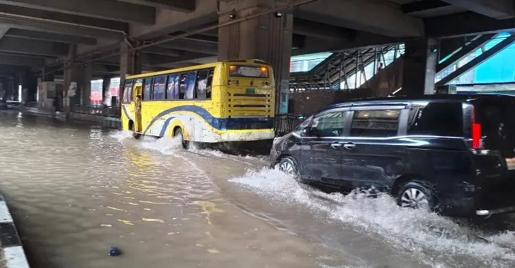 টানা বৃষ্টিতে কাজীপাড়া-শেওড়াপাড়া মেট্রোরেল স্টেশনের নিচে এখনও হাঁটুপানি