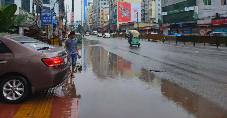নিম্নচাপ ও সক্রিয় মৌসুমি বায়ুর প্রভাবে কয়েক দিন ধরেই দেশের বিভিন্ন অঞ্চলে টানা বৃষ্টিপাত হচ্ছে। এর প্রভাবে উত্তরের নদ-নদীর পানি বৃদ্ধি পেয়েছে। অন্যদিকে চট্টগ্রাম, কক্সবাজারসহ বিভিন্ন এলাকায় তীব্র জলাবদ্ধতা ও পাহাড়ধসের ঘটনা ঘটেছে। এতে প্রাণহানির পাশাপাশি কয়েকটি জেলায় বন্যা পরিস্থিতি নিয়ে উদ্বেগ দেখা দিয়েছে। এ পরিস্থিতির মধ্যেই রাজধানী ঢাকায় শনিবার (১১ জুলাই) রাত থেকে শুরু হয়েছে ভারী বর্ষণ। রোববার (১২ জুলাই) ভোর থেকে বৃষ্টির তীব্রতা আরও বেড়ে যায়। কয়েক ঘণ্টার টানা বৃষ্টিতে রাজধানীর বিভিন্ন প্রধান সড়ক ও অলিগলিতে হাঁটুসমান পানি জমে যায়। ফলে যান চলাচলে বিঘ্ন সৃষ্টি হয় এবং চরম ভোগান্তিতে পড়েন নগরবাসী। সকালে রাজধানীর বিভিন্ন এলাকায় দেখা যায়, প্রবল বৃষ্টির মধ্যেই অফিসগামী মানুষ, শিক্ষার্থী ও খেটে খাওয়া শ্রমজীবীরা প্রয়োজনের তাগিদে গন্তব্যের উদ্দেশে বের হয়েছেন। কেউ ছাতা, কেউ রেইনকোট, আবার কেউ পলিথিন দিয়ে নিজেকে ঢেকে বৃষ্টির মধ্যেই চলাচল করছেন। আবহাওয়া অধিদপ্তর জানিয়েছে, গত কয়েক দিন ধরেই ঢাকাসহ দেশের অধিকাংশ অঞ্চলে থেমে থেমে বৃষ্টিপাত হচ্ছে। মধ্যরাত থেকে শুরু হওয়া বৃষ্টি ভোরের পর টানা বর্ষণে রূপ নেয়। এর ফলে রাজধানীর বিভিন্ন এলাকায় জলাবদ্ধতা সৃষ্টি হয়েছে। রোববার সকাল ৭টা থেকে পরবর্তী ৬ ঘণ্টার জন্য দেওয়া আবহাওয়ার পূর্বাভাসে বলা হয়েছে, ঢাকা ও আশপাশের এলাকায় অস্থায়ীভাবে মেঘলা আকাশসহ বৃষ্টি অথবা বজ্রসহ বৃষ্টি হতে পারে। একই সঙ্গে দিনের তাপমাত্রা প্রায় অপরিবর্তিত থাকতে পারে। গত ২৪ ঘণ্টায় ঢাকায় ৯৭ মিলিমিটার বৃষ্টিপাত রেকর্ড করা হয়েছে। এদিকে ভারী বর্ষণের কারণে চট্টগ্রাম ও কক্সবাজারে জলাবদ্ধতার পাশাপাশি পাহাড়ধসের ঘটনায় প্রাণহানির খবর পাওয়া গেছে। দুর্যোগপূর্ণ পরিস্থিতিতে আতঙ্ক ও দুর্ভোগের মধ্যে দিন কাটছে ক্ষতিগ্রস্ত এলাকার বাসিন্দাদের।