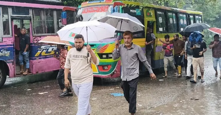 দুর্ভোগ সঙ্গী করে ছুটছে নগরবাসী, ভরসা ছাতা