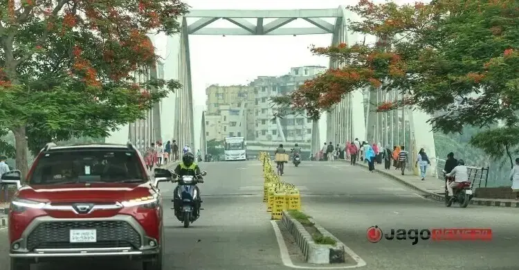 ঢাকার বায়ুদূষণের স্কোর ১০২ অর্থাৎ এখানকার বাতাস সংবেদনশীল গোষ্ঠীর জন্য অস্বাস্থ্যকর, বিশেষ করে যাদের অ্যাজমা, ফুসফুসজনিত রোগ রয়েছে তাদের জন্য ক্ষতিকর। শীর্ষে থাকার জাকার্তার দূষণ স্কোর ১৬০ এর অর্থ সেখানকার বাতাস সাধারণ মানুষের জন্য অস্বাস্থ্যকর। এরপর রয়েছে পাকিস্তানের লাহোর।