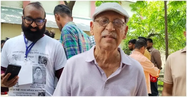রাজনীতি করলে অভিনয় ছেড়ে দেওয়া উচিত : আবুল হায়াত