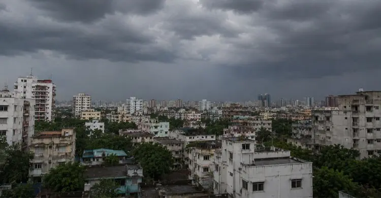 রাজধানী ঢাকা ও এর আশপাশের এলাকায় আজ দুপুরের মধ্যে বজ্রসহ বৃষ্টি হতে পারে বলে জানিয়েছে আবহাওয়া অধিদপ্তর। এ সময় আকাশ আংশিক মেঘলা থেকে অস্থায়ীভাবে মেঘাচ্ছন্ন থাকতে পারে। পাশাপাশি দিনের তাপমাত্রা কিছুটা কমতে পারে বলেও পূর্বাভাসে উল্লেখ করা হয়েছে। বৃহস্পতিবার (২ জুলাই) সকাল ৭টা থেকে পরবর্তী ৬ ঘণ্টার আবহাওয়ার পূর্বাভাসে এ তথ্য জানানো হয়। পূর্বাভাস অনুযায়ী, ঢাকা ও পার্শ্ববর্তী এলাকায় দক্ষিণ বা দক্ষিণ-পূর্ব দিক থেকে ঘণ্টায় ১০ থেকে ১৫ কিলোমিটার বেগে বাতাস প্রবাহিত হতে পারে। আবহাওয়া অধিদপ্তরের তথ্যমতে, আজ সকাল ৬টায় ঢাকায় তাপমাত্রা ছিল ২৭ দশমিক ৯ ডিগ্রি সেলসিয়াস এবং বাতাসে আপেক্ষিক আর্দ্রতার পরিমাণ ছিল ৯১ শতাংশ। আজকের সর্বনিম্ন তাপমাত্রা রেকর্ড করা হয়েছে ২৭ দশমিক ৩ ডিগ্রি সেলসিয়াস। গতকাল সর্বোচ্চ তাপমাত্রা ছিল ৩৩ ডিগ্রি সেলসিয়াস।