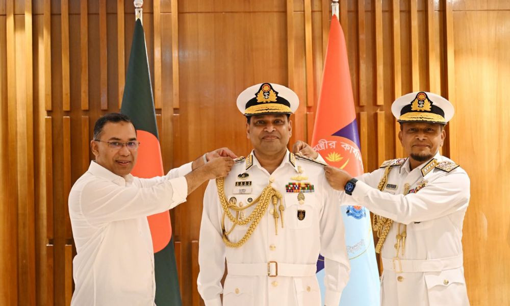 নতুন নৌপ্রধানকে ভাইস অ্যাডমিরাল র‍্যাংক ব্যাজ পরালেন প্রধানমন্ত্রী