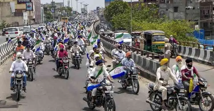 ভারতের রাজধানী দিল্লিতে চলমান ছাত্র আন্দোলনের সঙ্গে সংহতি জানিয়ে আন্দোলনে যোগ দেওয়ার ঘোষণা দিয়েছেন পাঞ্জাবের হাজারো কৃষক। প্রস্তাবিত ভারত-যুক্তরাষ্ট্র দ্বিপাক্ষিক বাণিজ্য চুক্তির বিরোধিতায় আয়োজিত ‘কিষাণ মহাপঞ্চায়েত’-এ অংশ নিতে মঙ্গলবার (২১ জুলাই) পাঞ্জাবের বিভিন্ন এলাকা থেকে কৃষকরা দিল্লির উদ্দেশে যাত্রা শুরু করেন। তবে শম্ভু সীমান্তে পৌঁছানোর পর হরিয়ানা পুলিশ ব্যারিকেড বসিয়ে তাদের অগ্রযাত্রা থামিয়ে দেয়। ফলে পাঞ্জাব থেকে আসা কৃষকরা দিল্লিতে প্রবেশ করতে পারেননি। অন্যদিকে, হরিয়ানার আমবালা, কুরুক্ষেত্র ও আশপাশের জেলার স্থানীয় কৃষকরা নির্বিঘ্নে দিল্লির দিকে যাত্রা অব্যাহত রাখেন। পাঞ্জাব-হরিয়ানা সীমান্তে কড়া নিরাপত্তা ও বিশাল ব্যারিকেডের দৃশ্য অনেকের কাছেই ২০২৪ সালের ‘দিল্লি চলো-২’ কৃষক আন্দোলনের স্মৃতি ফিরিয়ে এনেছে। সে সময়ও রাজধানীতে কৃষকদের প্রবেশ ঠেকাতে সীমান্তজুড়ে কংক্রিটের ব্লক, লোহার পেরেক ও বহুস্তরীয় ব্যারিকেড স্থাপন করা হয়েছিল। দিল্লিতে যেতে না পেরে ক্ষুব্ধ কৃষকরা শম্ভু সীমান্তকেই আপাতত আন্দোলনের কেন্দ্র হিসেবে ঘোষণা করেছেন। তাদের অভিযোগ, শান্তিপূর্ণভাবে রাজধানীতে সমাবেশ করার সাংবিধানিক অধিকার বাধাগ্রস্ত করা হচ্ছে। এ ঘটনায় তারা হরিয়ানা ও পাঞ্জাব—উভয় রাজ্য সরকারের সমালোচনা করেন। ভারতীয় কিষাণ ইউনিয়নের (বিকেইউ-শহীদ ভগত সিং) নেতা তেজবীর সিং অভিযোগ করেন, হরিয়ানা পুলিশ পাঞ্জাবের সীমানার ভেতরে প্রবেশ করে ব্যারিকেড স্থাপন করেছে। তার দাবি, এই ঘটনায় পাঞ্জাব সরকার কার্যকর কোনো পদক্ষেপ না নিয়ে নীরব ভূমিকা পালন করছে। এর আগে সোমবার (২০ জুলাই) মেডিকেল ভর্তি পরীক্ষায় প্রশ্নফাঁসের অভিযোগ, পরীক্ষা ব্যবস্থার অনিয়ম এবং কেন্দ্রীয় শিক্ষামন্ত্রী ধর্মেন্দ্র প্রধানের পদত্যাগের দাবিতে ককরোচ জনতা পার্টি (সিজেপি) দিল্লিতে সংসদ অভিমুখে পদযাত্রা শুরু করে। হাজারো শিক্ষার্থীর ওই কর্মসূচিতে পুলিশ লাঠিচার্জ করলে পরিস্থিতি উত্তপ্ত হয়ে ওঠে এবং কয়েকটি স্থানে বিক্ষোভকারী ও আইনশৃঙ্খলা বাহিনীর মধ্যে সংঘর্ষের ঘটনা ঘটে। এই পরিস্থিতিতে ছাত্রদের আন্দোলনের পাশাপাশি কৃষকদের নতুন কর্মসূচি মোদী সরকারের জন্য রাজনৈতিক চাপ আরও বাড়াতে পারে বলে মনে করছেন বিশ্লেষকরা। কেন ‘কিষাণ মহাপঞ্চায়েত’? ‘দেশ বাঁচাও মোর্চা’র ব্যানারে আয়োজিত এই মহাপঞ্চায়েতে পাঞ্জাব, হরিয়ানা ও হিমাচল প্রদেশের বিভিন্ন কৃষক সংগঠন অংশ নিচ্ছে। তাদের প্রধান দাবি, প্রস্তাবিত ভারত-যুক্তরাষ্ট্র বাণিজ্য চুক্তি বাতিল করতে হবে। কৃষকদের আশঙ্কা, এই চুক্তি কার্যকর হলে দেশীয় কৃষি ও কৃষকের স্বার্থ ক্ষতিগ্রস্ত হবে। কিষাণ মজদুর সংঘর্ষ কমিটির (কেএমএসসি) নেতা সারওয়ান সিং পান্ধের জানান, শম্ভু সীমান্তে আটকে দেওয়ার আগে কেএমএসসি, কিষাণ মজদুর মোর্চা (পাঞ্জাব), আজাদ কিষাণ মোর্চা এবং বিকেইউ একতা সংঘর্ষের সদস্যরা বড় বহর নিয়ে পাঞ্জাবের বিভিন্ন জেলা থেকে দিল্লির উদ্দেশে রওনা হয়েছি