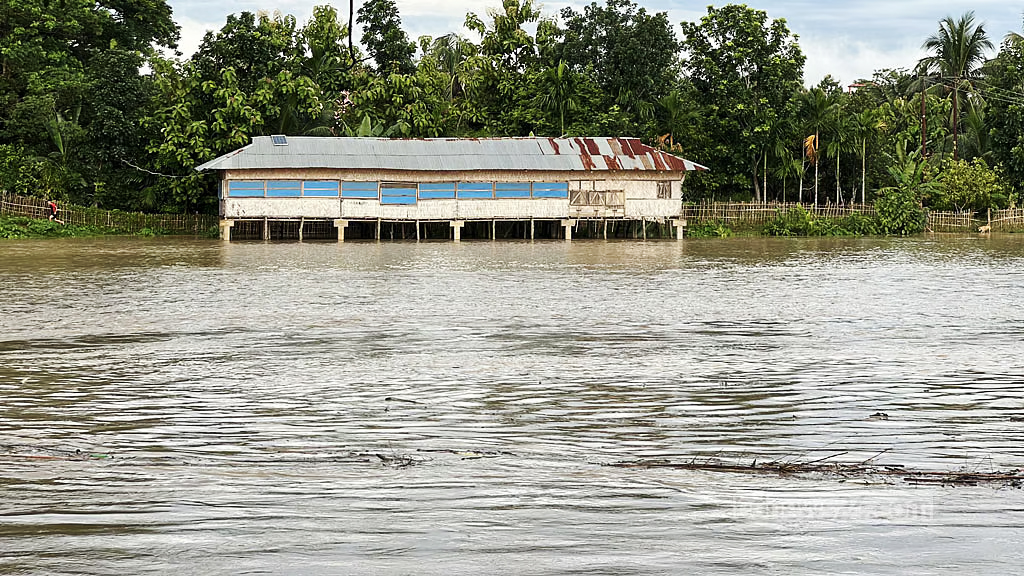 খাগড়াছড়িতে প্রবল বর্ষণে নিম্নাঞ্চল প্লাবিত, পাহাড় ধসে যান চলাচল ব্যাহত
