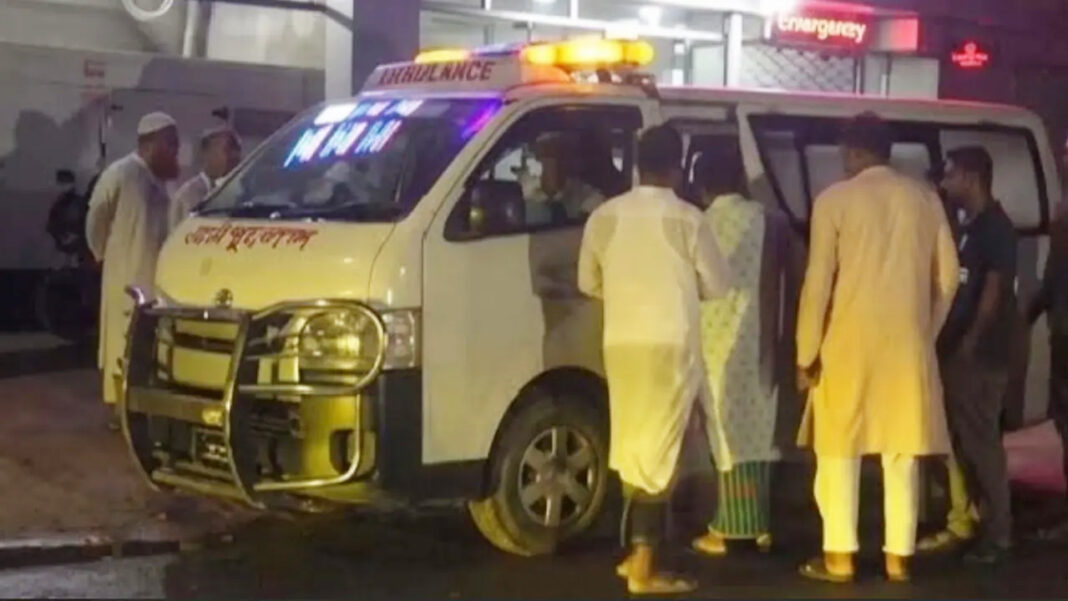 জামালপুরের মেলান্দহ উপজেলায় দাফনের প্রায় সাত ঘণ্টা পর এক নারী জীবিত আছেন—এমন দাবির পর তাঁর মরদেহ কবর থেকে উত্তোলন করেন স্বজনরা। পরে হাসপাতালে নিয়ে ইসিজি (ECG) পরীক্ষা করানো হলে চিকিৎসকেরা নিশ্চিত করেন, তিনি মৃত। ঘটনাটি ঘিরে এলাকায় চাঞ্চল্যের সৃষ্টি হয় এবং সামাজিক যোগাযোগমাধ্যমে বিভ্রান্তিকর তথ্য ছড়িয়ে পড়ে। শনিবার রাত প্রায় ১২টার দিকে উপজেলার মাহমুদপুর ইউনিয়নের নয়াপাড়া এলাকায় এ ঘটনা ঘটে। মৃত নারীর নাম হালিমা খাতুন (৫৫)। তিনি একই এলাকার সোহরাব আকন্দের স্ত্রী। তাঁদের এক মেয়ে ও দুই ছেলে রয়েছে। শনিবার সকালে তাঁর মৃত্যু হয়। পরে দুপুরে পারিবারিক কবরস্থানে তাঁকে দাফন করা হয়। স্থানীয় কয়েকজনের ভাষ্য অনুযায়ী, রাতে হালিমা খাতুনের মেয়ে পরিবারের সদস্যদের জানান, ‘জিন’ তাকে বলেছে তাঁর মা এখনো জীবিত আছেন। এ দাবির পর পরিবারের সদস্যরা কবর খুঁড়ে মরদেহ উত্তোলন করেন। পরে মরদেহটি অ্যাম্বুলেন্সে করে প্রথমে মেলান্দহ উপজেলার একটি বেসরকারি হাসপাতালে নেওয়া হয়। সেখানে কিছুক্ষণ অবস্থানের পর জামালপুর পৌর শহরের আরেকটি বেসরকারি হাসপাতালে স্থানান্তর করা হয়। হাসপাতালে ইসিজি পরীক্ষা শেষে চিকিৎসকেরা নিশ্চিত করেন, হালিমা খাতুনের মৃত্যু হয়েছে। এরপর স্বজনরা মরদেহটি বাড়িতে নিয়ে যান এবং রাতেই একই কবরস্থানে পুনরায় দাফন করেন। এ বিষয়ে মেলান্দহ থানার ভারপ্রাপ্ত কর্মকর্তা (ওসি) এটিএম মাহমুদুল হক গণমাধ্যমকে জানান, স্থানীয়দের ভাষ্য অনুযায়ী মৃত নারীর মেয়েকে ‘জিনে ধরেছে’ এবং সেই বিশ্বাস থেকেই তিনি এমন দাবি করেন বলে এলাকায় প্রচার রয়েছে। তবে এ দাবির কোনো বাস্তব ভিত্তি নেই। তিনি বলেন, কবরে জীবিত থাকার বিষয়টি সম্পূর্ণ গুজব এবং এ ঘটনাকে কেন্দ্র করে সামাজিক যোগাযোগমাধ্যমে বিভ্রান্তিকর তথ্য ছড়িয়ে পড়েছে।