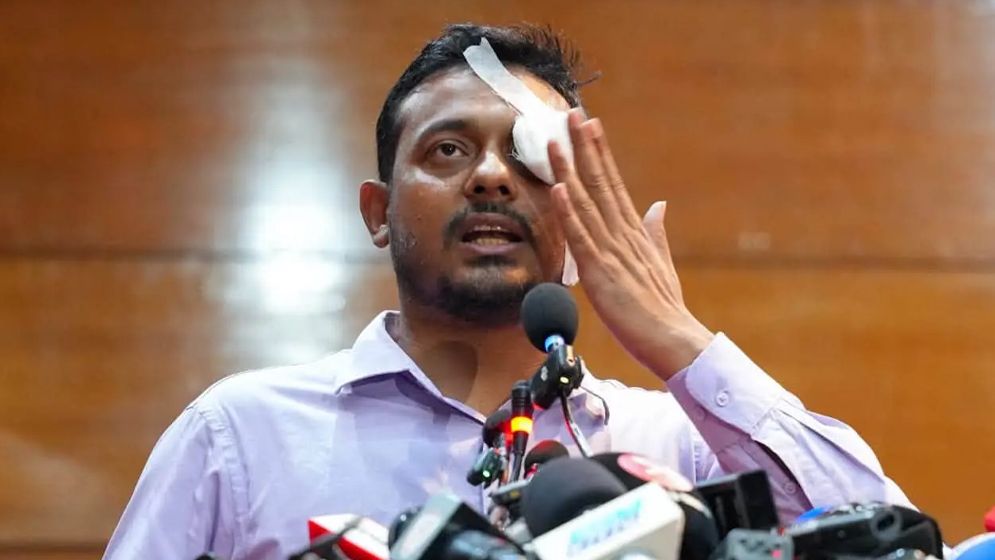 সোমবার (৩ আগস্ট) রাজধানীর ইনস্টিটিউশন অব ডিপ্লোমা ইঞ্জিনিয়ার্স, বাংলাদেশ (আইডিইবি) মিলনায়তনে আয়োজিত ‘শহীদ পরিবার ও আহতদের কণ্ঠে জনতার ১ দফা’ শীর্ষক আলোচনা সভায় এ ঘটনা ঘটে। অনুষ্ঠানে নাসীরুদ্দীন পাটওয়ারীর বক্তব্যের জন্য নাম ঘোষণা করা হলে তিনি কিছু সময়ের জন্য মঞ্চের আড়ালে যান। প্রায় এক মিনিট পর ফিরে এসে চোখে ব্যান্ডেজ বাঁধা অবস্থায় মঞ্চে ওঠেন এবং বক্তব্য দেন। উপস্থিতদের কাছে এটি ছিল হবিগঞ্জের হামলায় আহত আলিফ চৌধুরীর প্রতি সংহতি প্রকাশের প্রতীকী বার্তা। বক্তব্যে নাসীরুদ্দীন পাটওয়ারী বলেন, এখানে লেখা আছে, আলিফের চোখ ফিরিয়ে দিন। ফিরিয়ে দিতে পারবে? কোথা থেকে দেবে, নিজেরই তো চোখ নেই। চোখ থাকলে কি আলিফের সেই কান্নাটা দেখত না? আলিফের চিকিৎসার ব্যবস্থা করত না? জানা গেছে, হবিগঞ্জে এনসিপির একটি কর্মসূচিতে হামলার ঘটনায় এইচএসসি পরীক্ষার্থী ও জাতীয় ছাত্রশক্তির সংগঠক আলিফ চৌধুরী একটি চোখে গুরুতর আঘাত পান।