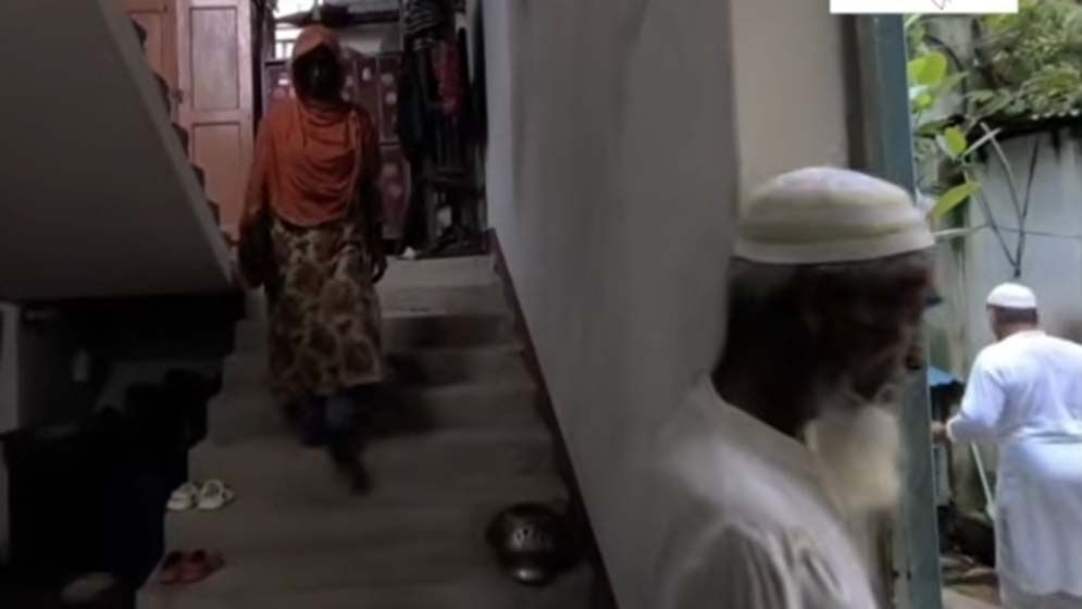 জমি বিক্রি না করায় সামনে উঁচু প্রাচীর, মই বেয়ে যাতায়াত বৃদ্ধ দম্পতির