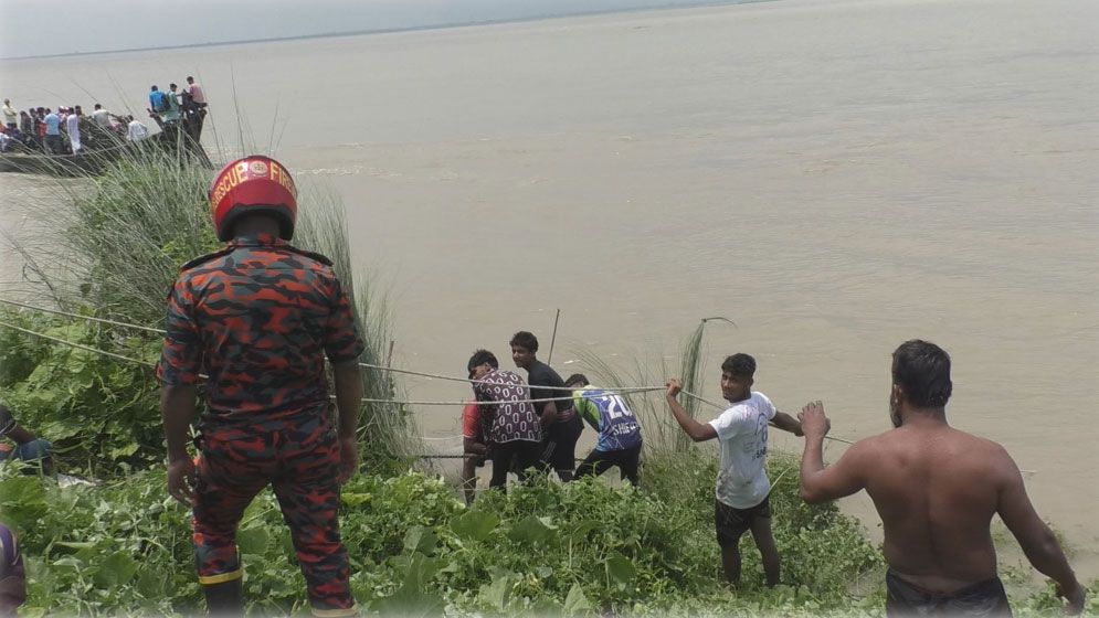 পদ্মায় বালুবাহী গাড়ি উল্টে ৪ শিশু নদীতে, নিখোঁজ ১