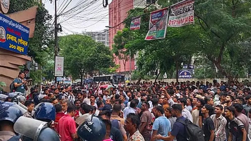 ন্যাশনাল মেডিকেলের সামনে ছাত্রদলের অবস্থান, জগন্নাথ বিশ্ববিদ্যালয়ের ঘটনায় তদন্ত কমিটি