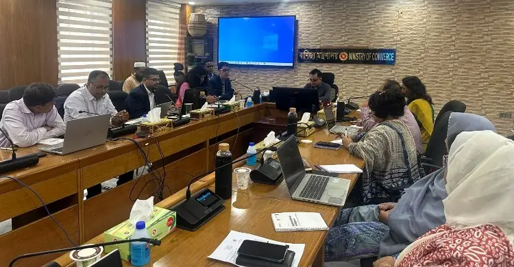 তিনি বলেন, সরকারি কাজে এআইয়ের ব্যবহার প্রশাসনিক কার্যক্রমকে আরও দ্রুত, দক্ষ ও তথ্যনির্ভর করতে পারে। আমদানি-রপ্তানি তথ্য বিশ্লেষণ, বাজার পরিস্থিতি ও পণ্যের চাহিদা-দর পর্যবেক্ষণ এবং বাণিজ্যনীতির সম্ভাব্য প্রভাব বিশ্লেষণে এআই গুরুত্বপূর্ণ ভূমিকা রাখতে পারে। এর মাধ্যমে দ্রুত সিদ্ধান্ত গ্রহণ ও ব্যবসায়ীসহ সাধারণ জনগণকে আরও কার্যকর সেবা দেওয়া সম্ভব হবে। তবে এআই ব্যবহারের পাশাপাশি তথ্যের নিরাপত্তা, ব্যক্তিগত গোপনীয়তা, স্বচ্ছতা ও মানবিক তদারকি নিশ্চিত করতে হবে। প্রযুক্তির সর্বোচ্চ ব্যবহার নিশ্চিত করে একটি আধুনিক ও স্মার্ট বাণিজ্য ব্যবস্থা গড়ে তোলার ওপর তিনি গুরুত্বারোপ করেন। প্রশিক্ষণের বিভিন্ন পর্বে জেনারেটিভ এআইয়ের মৌলিক ধারণা ও বাণিজ্যে এর ব্যবহার, সরকারি নথি সংক্ষিপ্তকরণ ও বিশ্লেষণ, প্রম্পট ইঞ্জিনিয়ারিং, চিঠি-মেমো, বক্তৃতা ও সংবাদ বিজ্ঞপ্তি প্রস্তুত, আমদানি-রপ্তানি ও বাজারদর বিশ্লেষণ, সাপ্লাই চেইন, ডব্লিউটিও চুক্তি এবং এফটিএ ও পিটিএ বিশ্লেষণে এআইয়ের প্রয়োগ শেখানো হবে। পাশাপাশি বৈশ্বিক বাণিজ্যনীতি, নীতি প্রণয়ন ও ই-গভর্নেন্সে এআইয়ের কৌশলগত ব্যবহার নিয়েও আলোচনা হবে। শেষ দিনে ক্যাপস্টোন প্রকল্প ও সরাসরি উপস্থাপনার মাধ্যমে প্রশিক্ষণ কর্মসূচি শেষ হবে। অনুষ্ঠানে ইউএনডিপির সিনিয়র ইকোনমিক অ্যাডভাইজার ওয়াইস প্যারি এবং ট্রান্সফরমেটিভ ইকোনমিক পলিসি প্রোগ্রাম (টিইপিপি-২)-এর প্রজেক্ট ম্যানেজার মারুফ আজম বক্তব্য দেন। স্বাগত বক্তব্যে ওয়াইস প্যারি বলেন, বিপুল পরিমাণ ডেটা, নথি ও তথ্য দ্রুত বিশ্লেষণ করে এআই নীতি প্রণয়ন ও বাস্তবায়নের কাজকে আরও সহজ ও দক্ষ করতে পারে। এতে কাজের চাপ কমার পাশাপাশি ভবিষ্যৎ বাণিজ্য ও শিল্পনীতি প্রণয়নে অতীত অভিজ্ঞতা থেকে শিক্ষা নেওয়া সম্ভব হবে। তবে এআইয়ের ওপর পুরোপুরি নির্ভর না করে মানবিক বিচার-বিশ্লেষণ ও তদারকি নিশ্চিত করতে হবে। তিনি বাণিজ্যভিত্তিক এআই মডেল নিয়ে ভবিষ্যতে আরও প্রশিক্ষণের আয়োজনের ওপর গুরুত্বারোপ করেন।