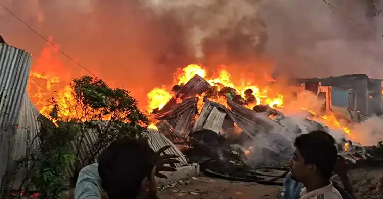 গাজীপুরে ঝুট গুদামে আগুন