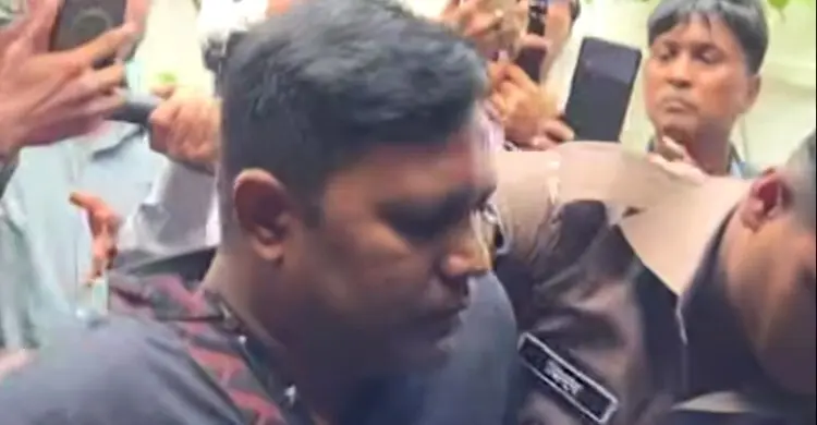 ইমদাদুল ইসলাম বলেন, ‘আটক ব্যক্তির নাম অর্ণব দাস। তার বাড়ি টাঙ্গাইলে। তিনি কার্যক্রম নিষিদ্ধ যুবলীগের সক্রিয় কর্মী বলে আমরা প্রাথমিকভাবে জানতে পেরেছি। তাকে জিজ্ঞাসাবাদ করা হচ্ছে।’ ইমদাদুল ইসলাম আরও বলেন, ১৫ আগস্ট ঘিরে শুক্রবার দিবাগত রাত থেকেই ধানমন্ডি ৩২ নম্বর এলাকায় তারা নিরাপত্তা জোরদার করেছে। যেকোন ধরনের পরিস্থিতি মোকাবেলায় তারা প্রস্তুত রয়েছে।