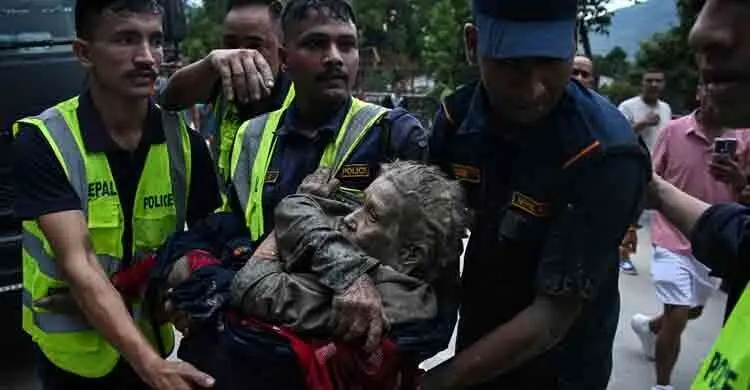 নেপালে ভয়াবহ বন্যা স্ত্রীকে বাঁচাতে তার হাতটা ধরে ছিলাম, কিন্তু...