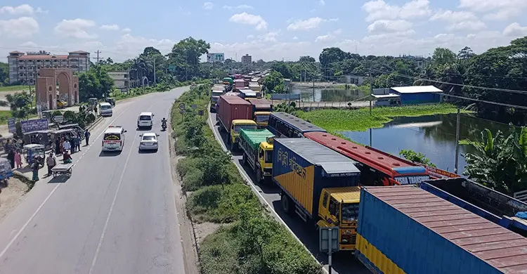 ঢাকা-চট্টগ্রাম মহাসড়কে ২৬ ঘণ্টা যানজট ৫০ কিলোমিটার