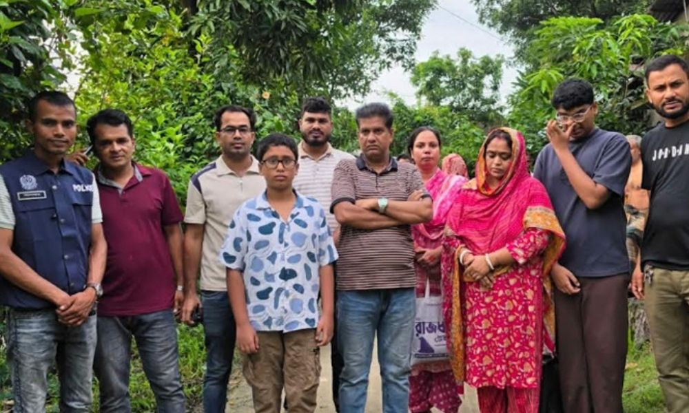‘আত্মগোপনে’ থাকা সেই স্বর্ণ ব্যবসায়ী সপরিবারে আটক: পুলিশ
