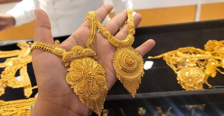 বাড়ছে সোনার দাম, আপনার টাকা কি নিরাপদ