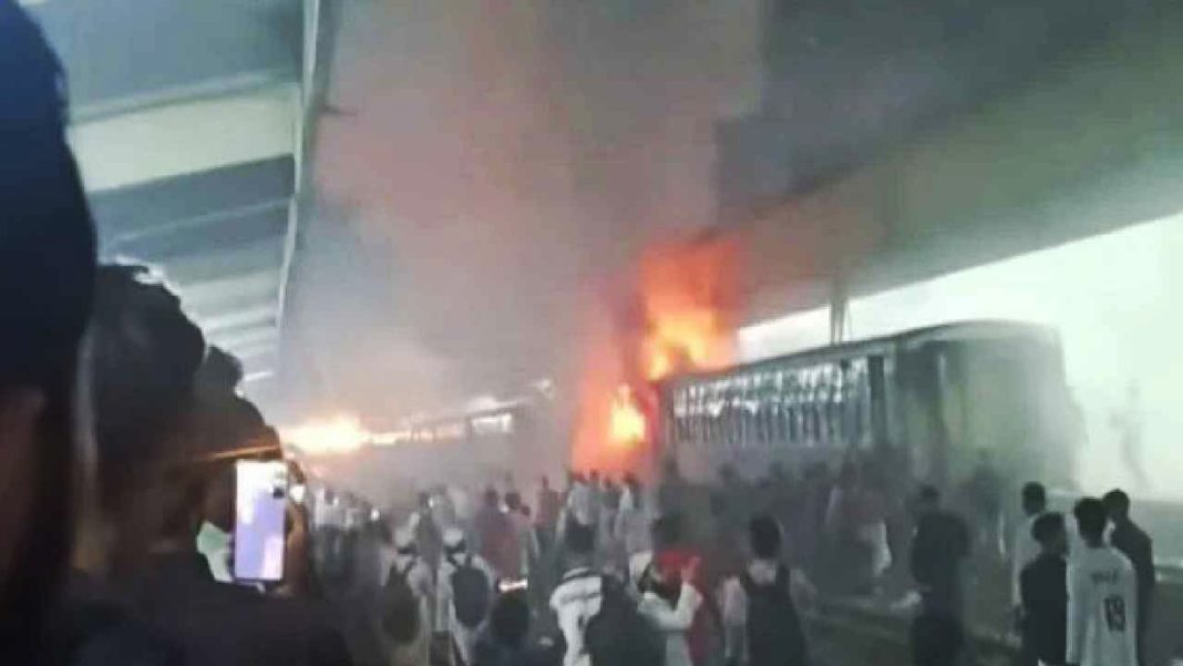 কমলাপুরে দাঁড়িয়ে থাকা ট্রেনের বগিতে আগুন