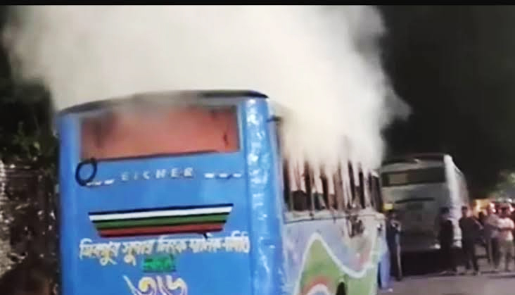 কাফরুল থানার সামনে দাঁড়িয়ে থাকা বাসে আগুন