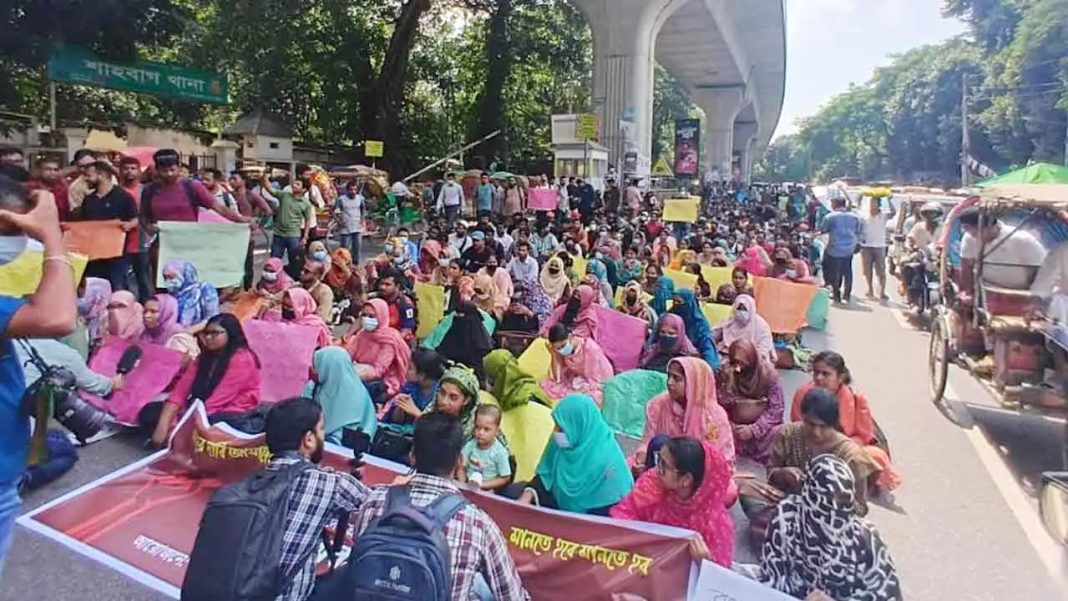 নিয়োগপত্রের দাবিতে শাহবাগে প্রাথমিকের নিয়োগবঞ্চিত প্রার্থীদের অবস্থান
