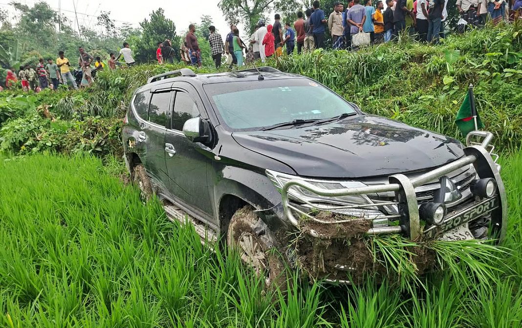 পথচারীকে বাঁচাতে গিয়ে সড়ক দুর্ঘটনায়, স্ত্রীসহ আহত প্রতিমন্ত্রী