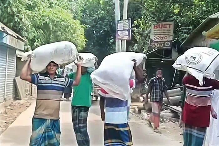 সারের জন্য উত্তরের জেলায় কৃষকের বিক্ষোভ, গুদাম লুট ও মহাসড়ক অবরোধ