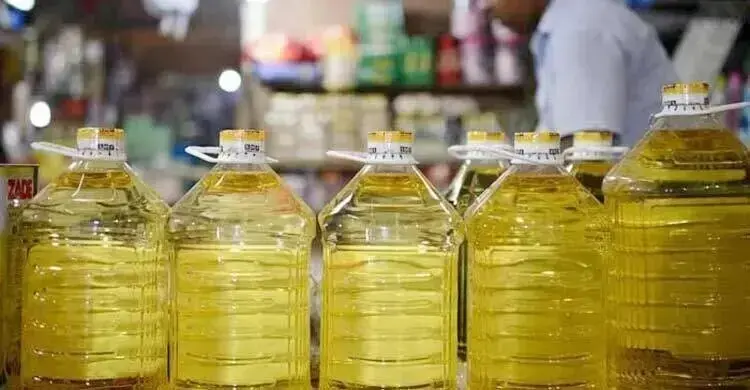 কয়েক দোকান ঘুরেও মিলছে না সয়াবিন তেল