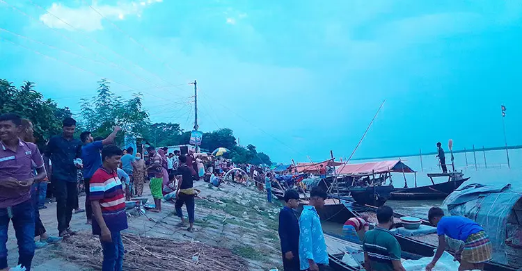 নতুন পানিতে প্রাণ ফিরেছে পদ্মায়, নদীপাড়ে দর্শনার্থীদের ভিড়