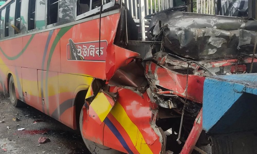 ফেনী বাস-কাভার্ড ভ্যান সংঘর্ষে নিহত ৩