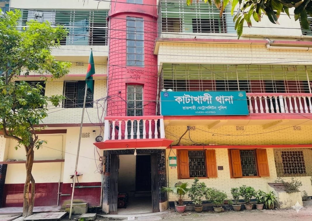 সেবা নিতে গিয়ে মুগ্ধ কাটাখালীবাসী'র প্রশংসায় ভাসছেন ওসি নুরুজ্জামান