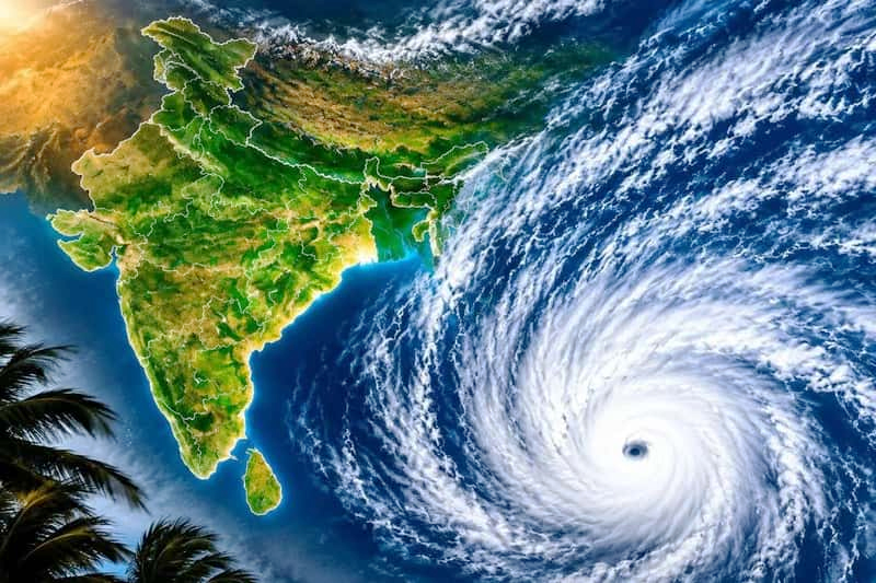 ঘণ্টায় ১৫০ কিমি বেগে এগোচ্ছে ঘূর্ণিঝড় অর্ণব, বাংলাদেশে কী প্রভাব পড়বে
