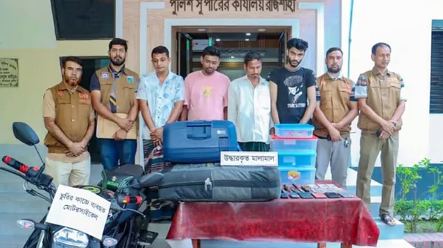 চলন্ত কাভার্ডভ্যান থেকে সিনেমার কায়দায় ক্রিকেটারদের ৮ লাগেজ চুরি, গ্রেপ্তার ৪