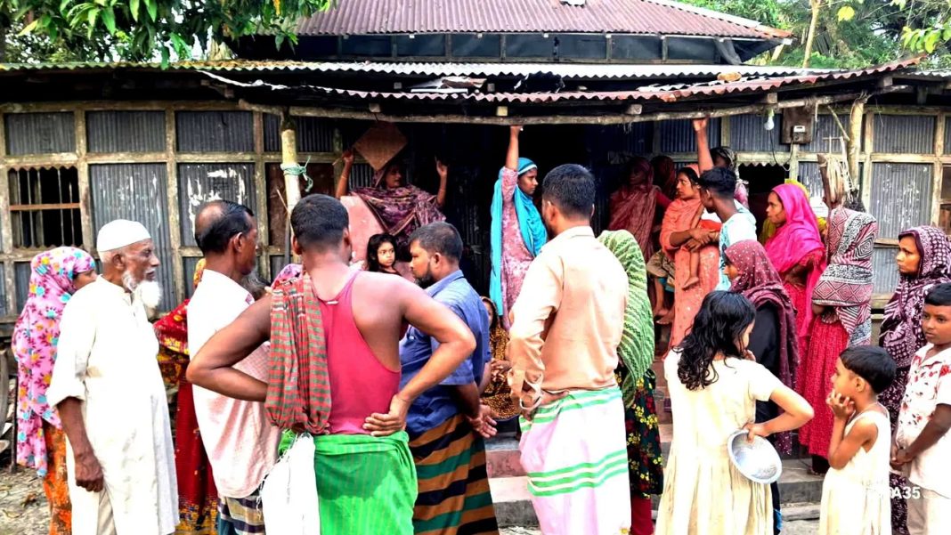 ফ্যামিলি কার্ডের ছবি তোলার কথা বলে নারীর স্বর্ণের দুল নিয়ে উধাও