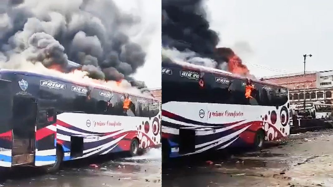 মহাখালী টার্মিনালের পাশে দাঁড়িয়ে থাকা এসি বাসে আগুন