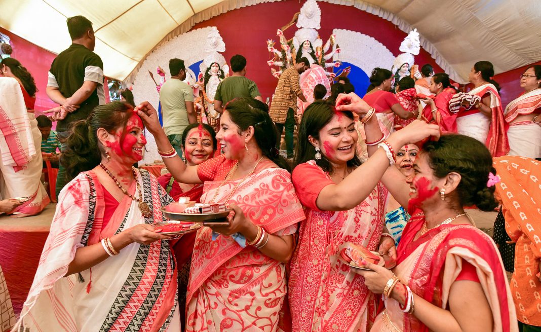 সিঁদুর খেলা ও বিসর্জনে শেষ হলো দুর্গোৎসব, সম্প্রীতির বন্ধন দৃঢ় হওয়ার প্রত্যাশা