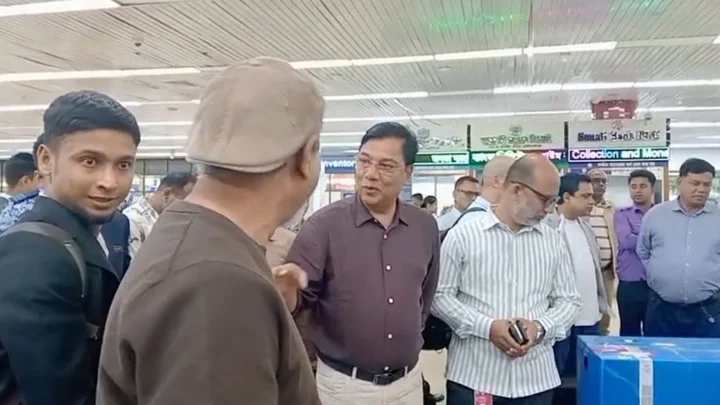 ১৫–২০ মিনিটেই মিলছে লাগেজ, যাত্রীসেবায় সন্তুষ্ট বিমানমন্ত্রী