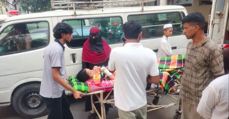 ঢামেকে দ্বিতীয় দিনের অ্যাম্বুলেন্স ধর্মঘট, চরম দুর্ভোগে রোগী ও স্বজনরা