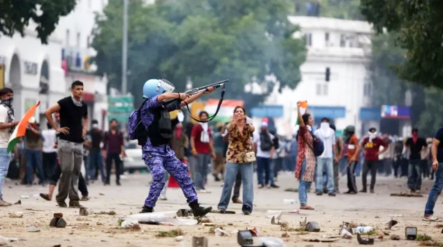 দিল্লিতে আধাসামরিক বাহিনীর মোতায়েন ‘লজ্জাজনক’ বললেন শশী থারুর