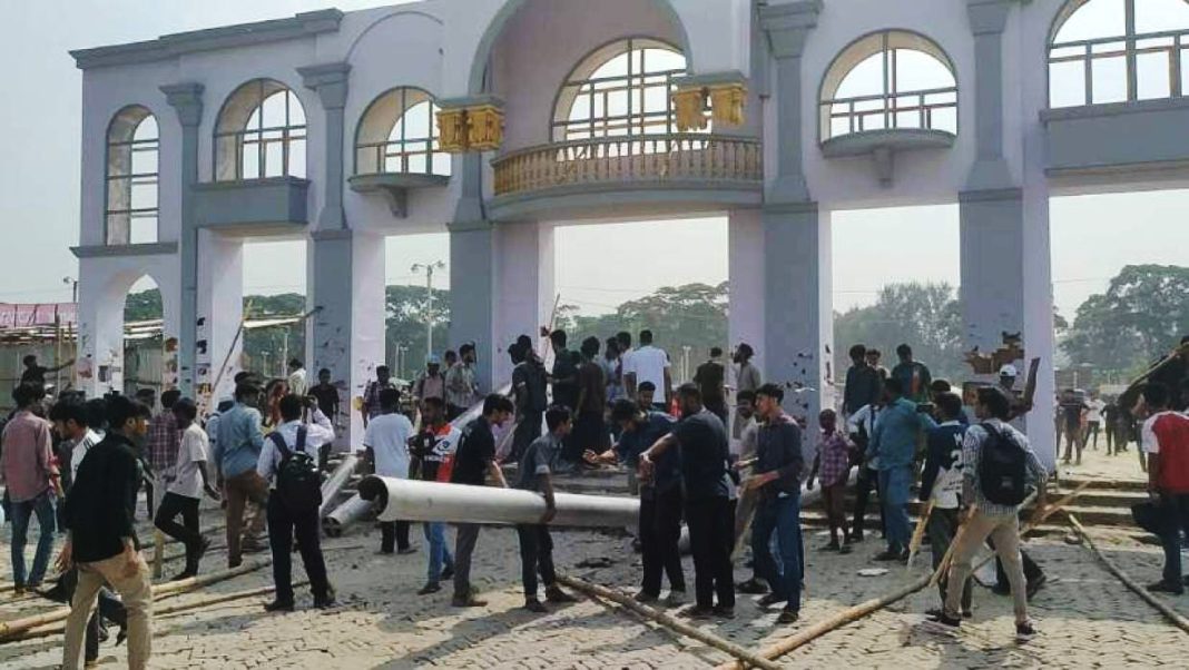 পুরাতন বাণিজ্যমেলার মাঠে গেট-স্থাপনা ভাঙচুর, যা জানা গেল