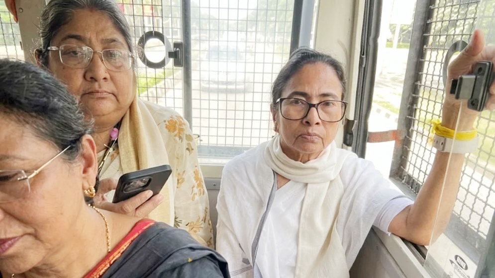 মমতা আটক, পুলিশের গাড়িতে গাইছেন ‘উই আর নট অ্যালন’