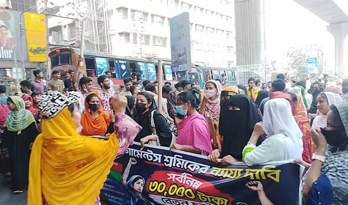 মিরপুরে ৩০ হাজার টাকা ন্যূনতম বেতনের দাবিতে পোশাকশ্রমিকদের সড়ক অবরোধ