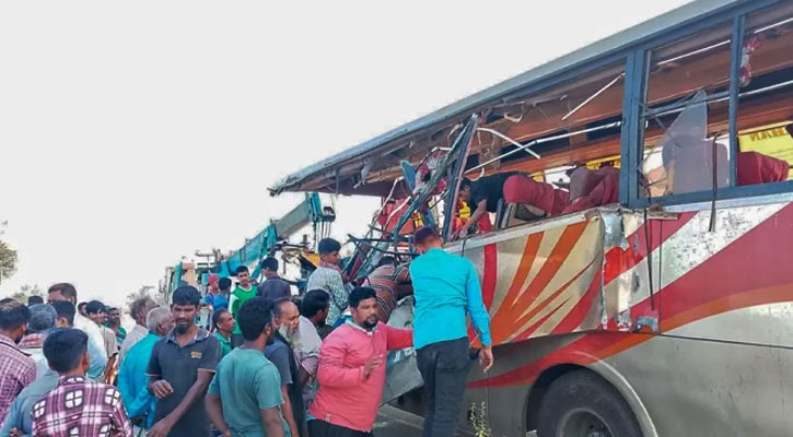 রংপুরে ডাম্প ট্রাকের পেছনে নৈশকোচের ধাক্কা, নিহত ৪